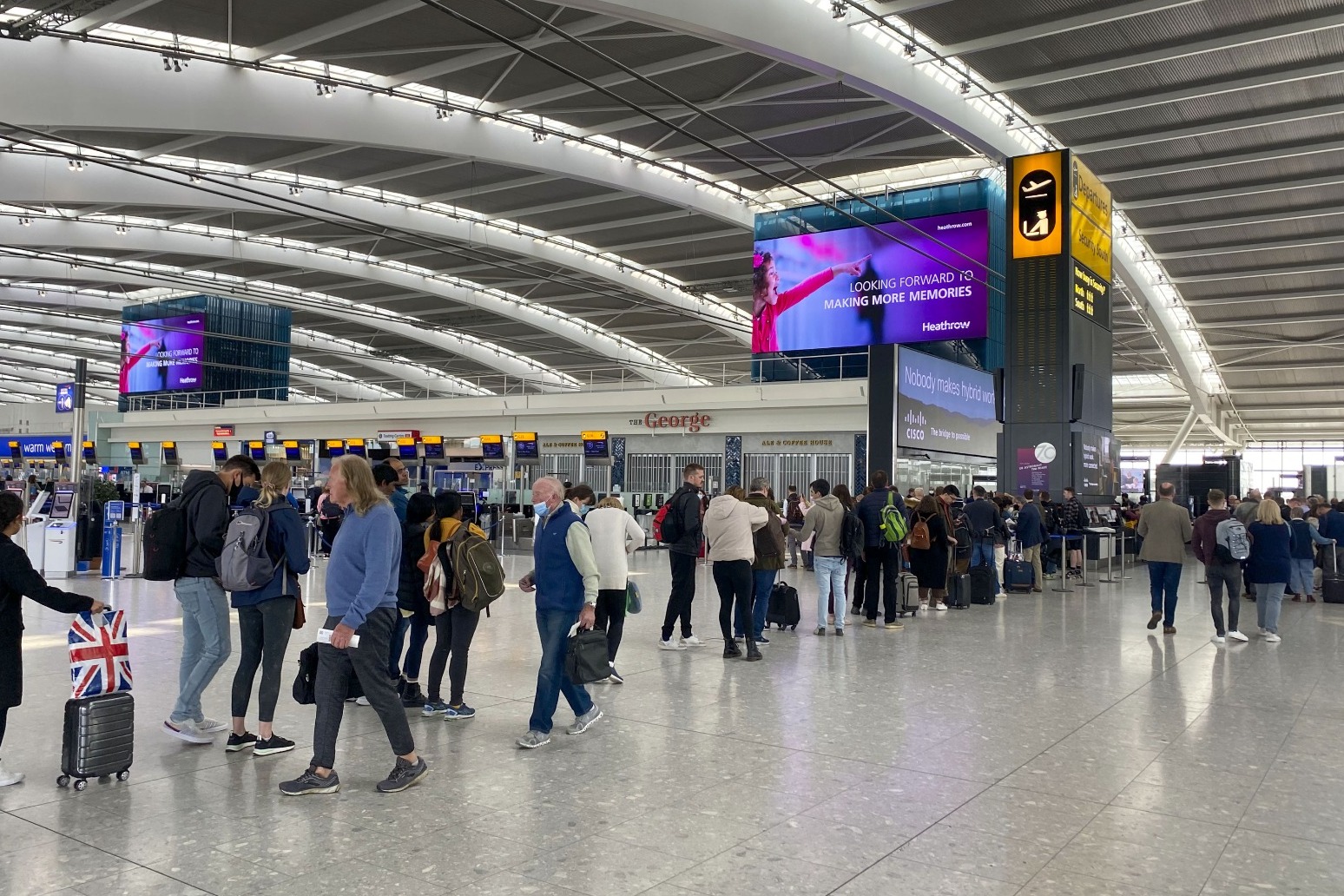 Heathrow Airport security guards to strike over pay 