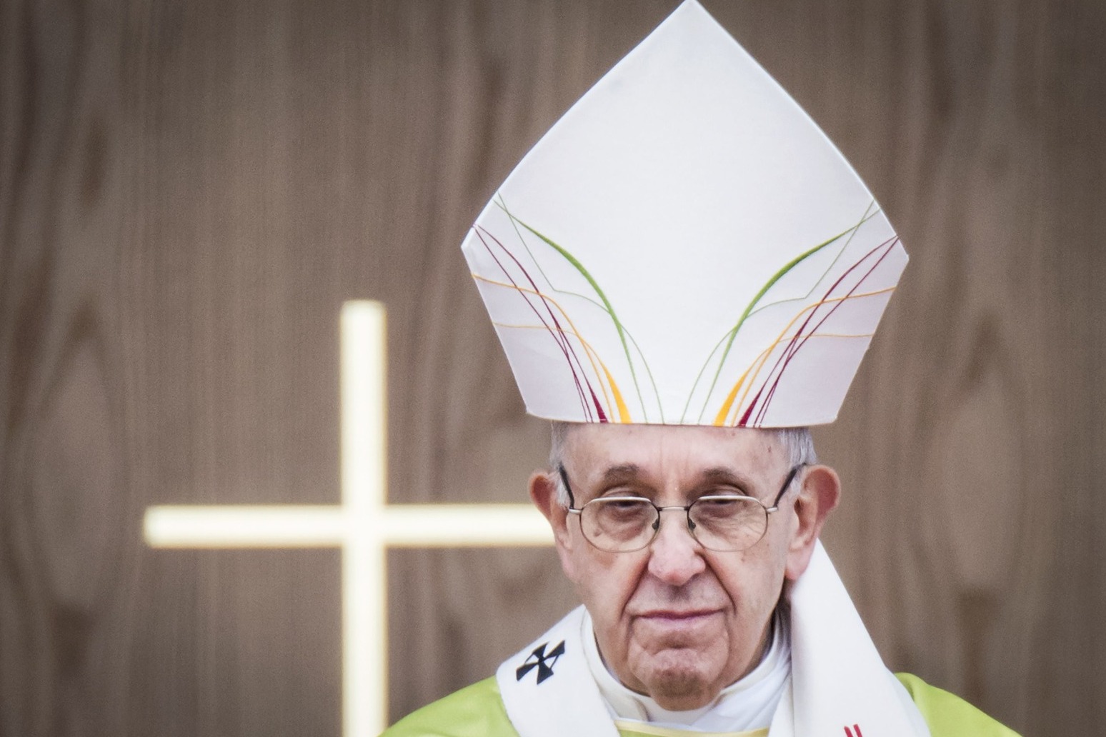 Pope Francis leaves hospital after bronchitis treatment 