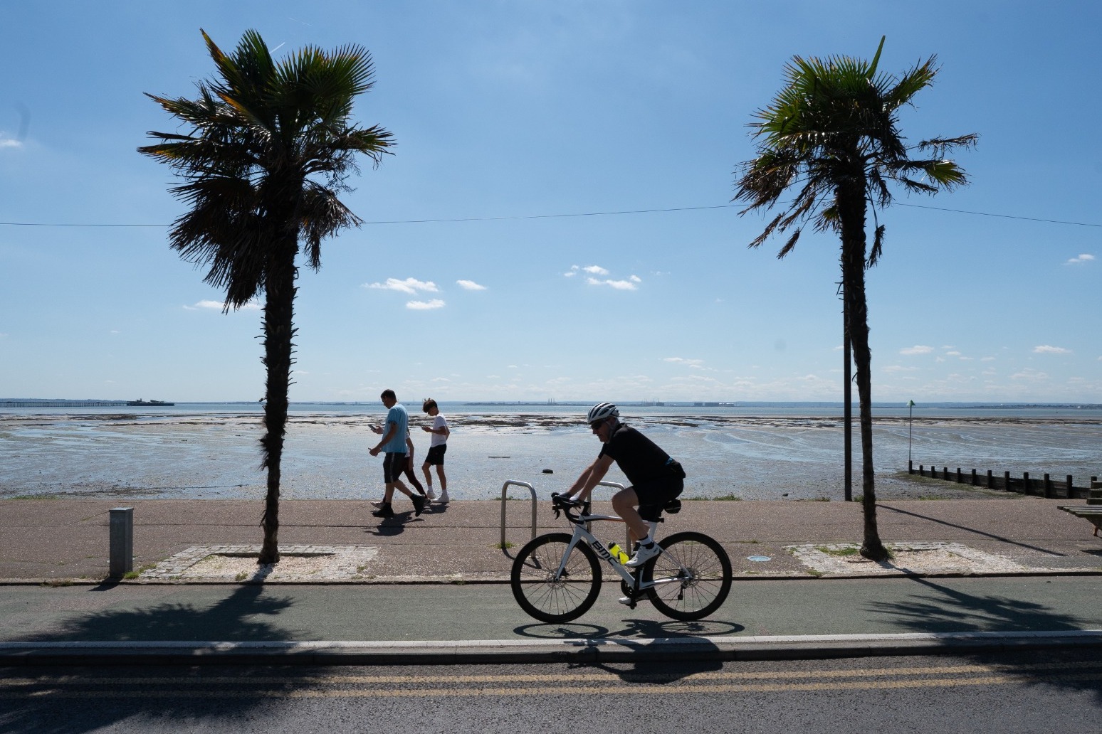 Parts of UK may be hotter than Los Angeles next week as 30C temperatures move in 